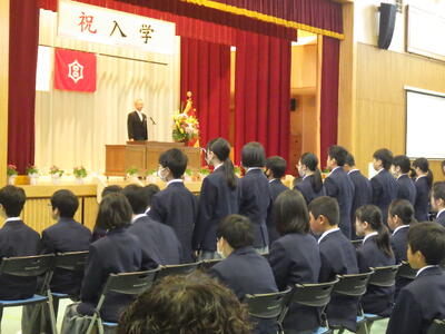 新入生認証　担任の呼名に返事をして起立します。