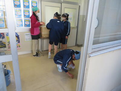 保健室にトイレットペーパーをもらいに来ています。