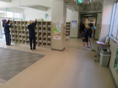 １、３年生が利用する東昇降口です。