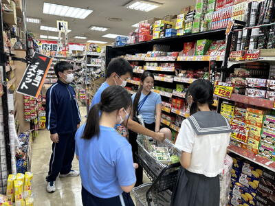 食材の買い出しをしています。
