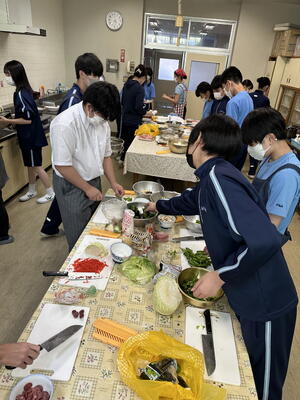 夕食の準備をしています。