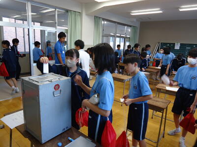 １学年の投票の様子です。