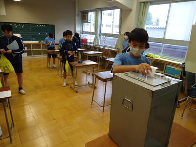 ２学年の投票の様子です。