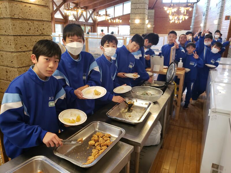 まだまだ食べるぞ、おかわり～！