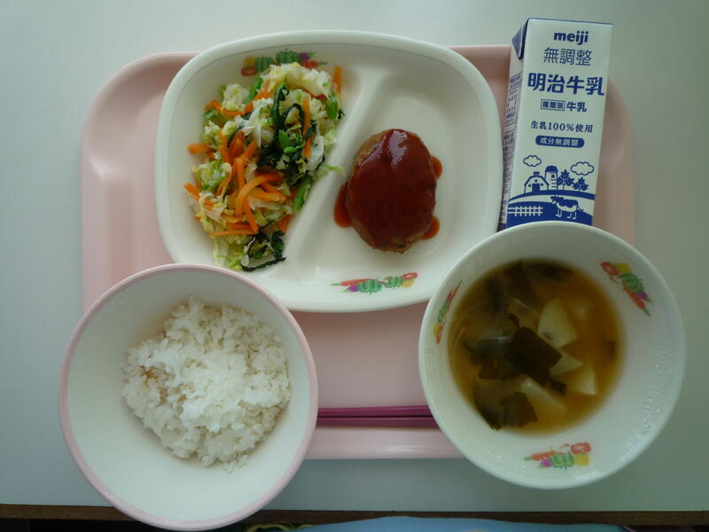 【麦入りごはん　ハンバーグ　ゆで野菜サラダ　みそ汁