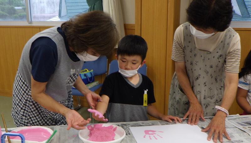 小さな手をそっと紙に乗せて手形をとります。