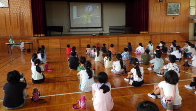 虫歯のしくみについて学習しています。