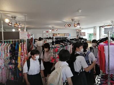 浴衣選びに気分はハイテンション。