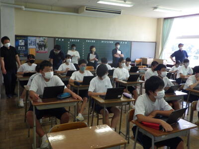 他教科の職員もたくさん見学に来ました。