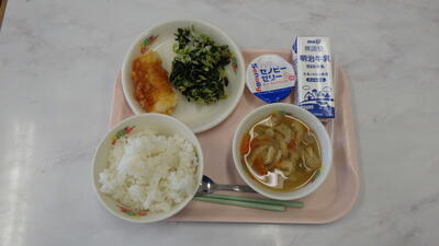 麦入りごはん・牛乳・いかのチリソースがけ・根菜のみそ汁・磯部和え・セノビーゼリー