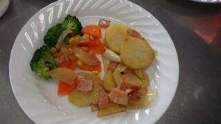 料理は栄養バランスもいろどりも大事です。学んだことがしっかり生かされていますね。とてもおいしそうです！