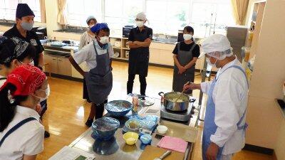 調理員さんの手際を観察