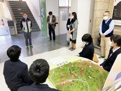 ジオラマ完成式の様子