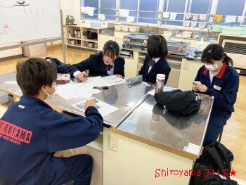 活動報告作成の様子