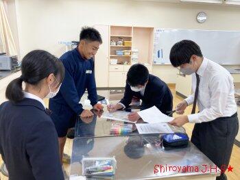 活動報告作成の様子