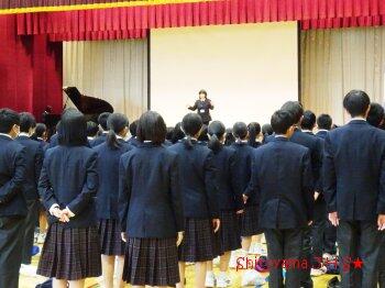 校歌斉唱の様子