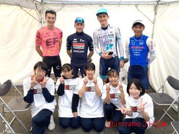 優勝選手等と一緒に記念写真