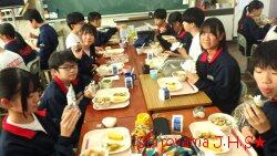 おにぎりの日の給食の様子