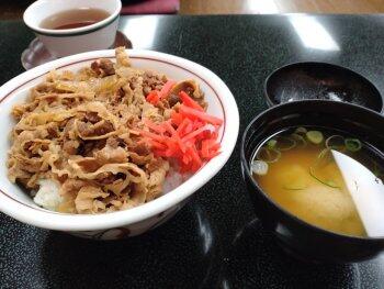昼食は牛丼！