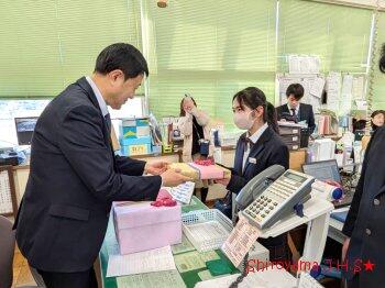 コサージュ寄贈の様子