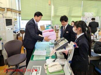 コサージュ寄贈の様子