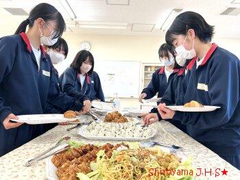 バイキング給食の様子