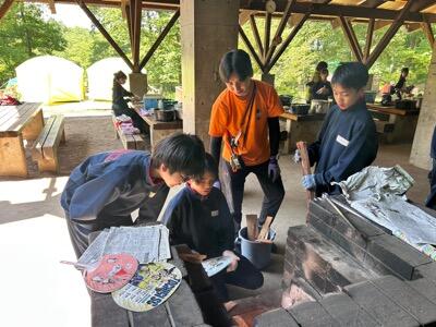 野外炊飯中