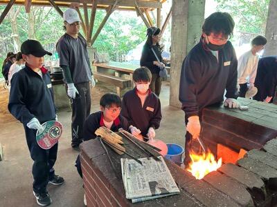 野外炊飯中
