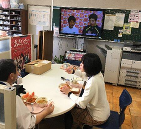 お昼の放送の様子