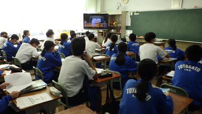 教室で視聴する３年生