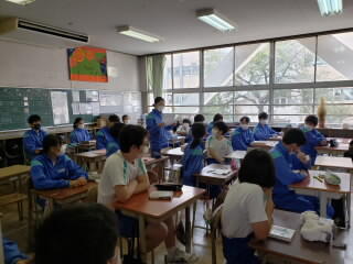 教室で生活委員が説明をしています