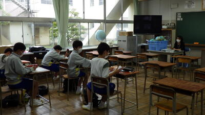 学習して待つ生徒たち