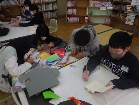 図書委員会：図書室を彩る冬の掲示物作成